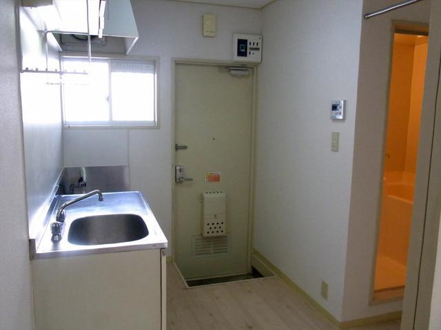 ホワイトホームズ1階 玄関