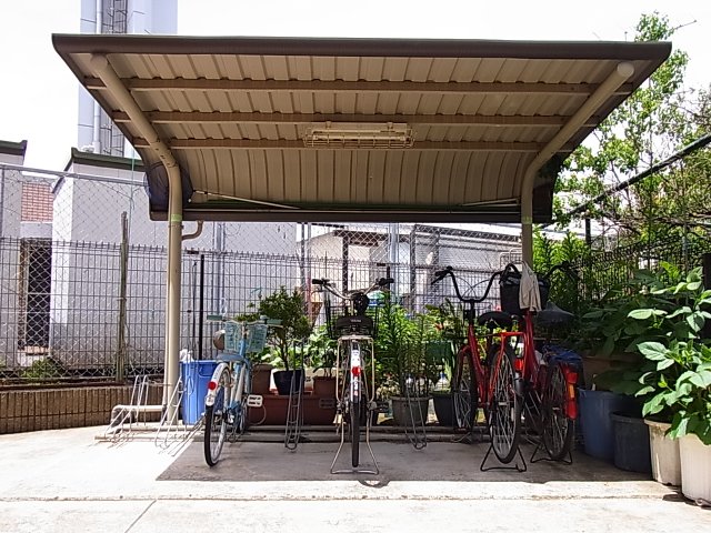 シャラ原宿五番館0202号室 駐輪場　※実際の使用状況とは異なります(現況優先)