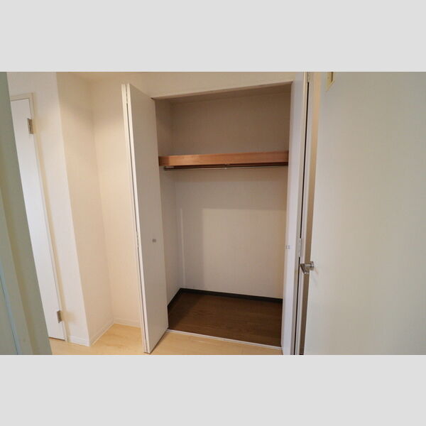 オーシャンビュー弐番館1004号室 物入(廊下)