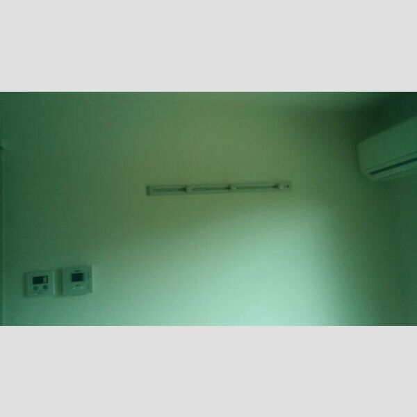 プラセール 壁に服掛けあります