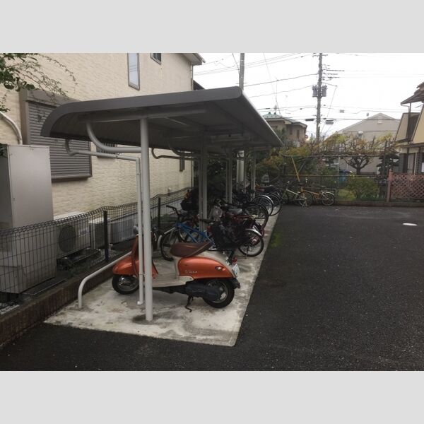 ハウディ・ヴィラージュ201号室 屋根付駐輪場