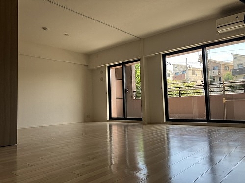 横濱山手テラス　弐番館 リビングダイニング13.5帖