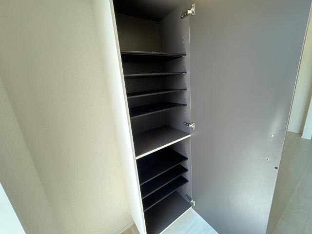 リッシュ102号室 下駄箱