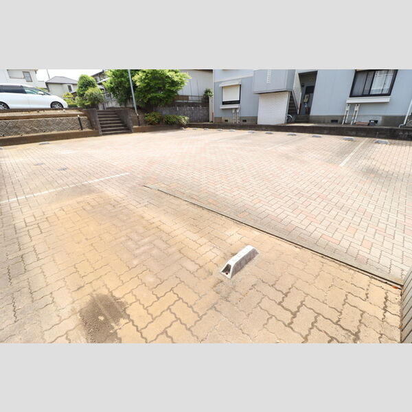 メゾンフォレスト　B 駐車場