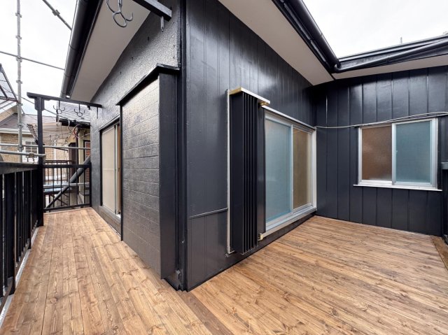 デザイナーズリノベ戸建て テーブルと椅子も置ける広々２面バルコニー