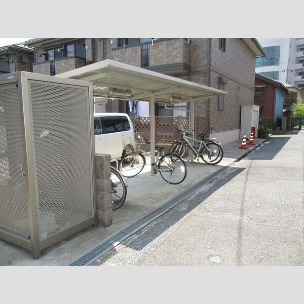 アヴァンセ八幡　AB 駐輪場