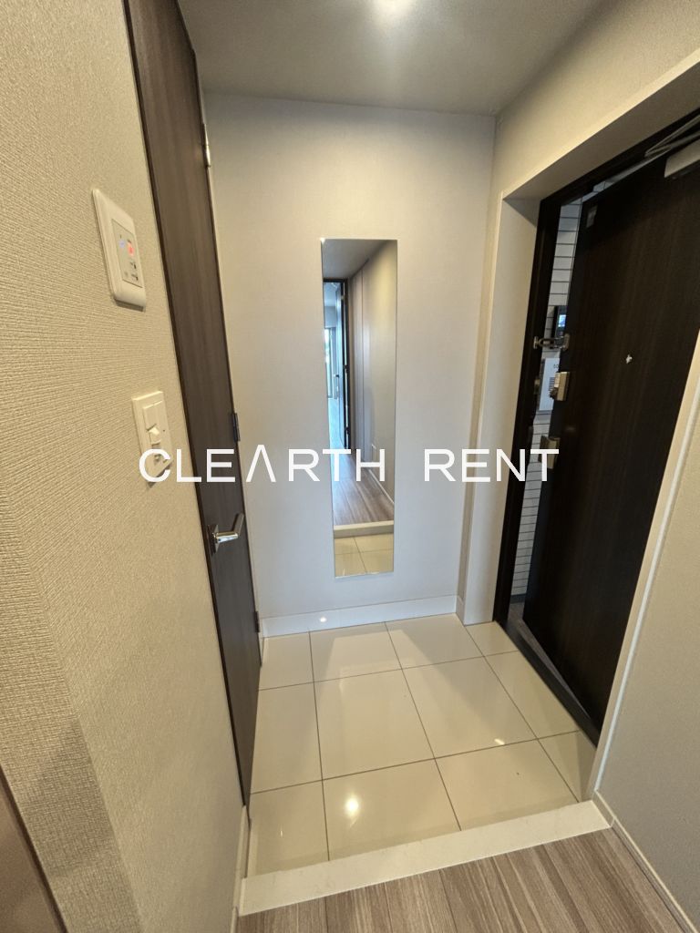 コンシェリア目黒本町 ＴＨＥ ＲＥＳＩＤＥＮＣＥ タイル張りの玄関/姿見ミラー付き