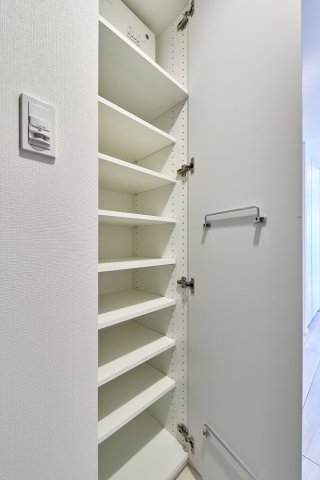 プラウドフラット虎ノ門1003号室 シューズクローゼット