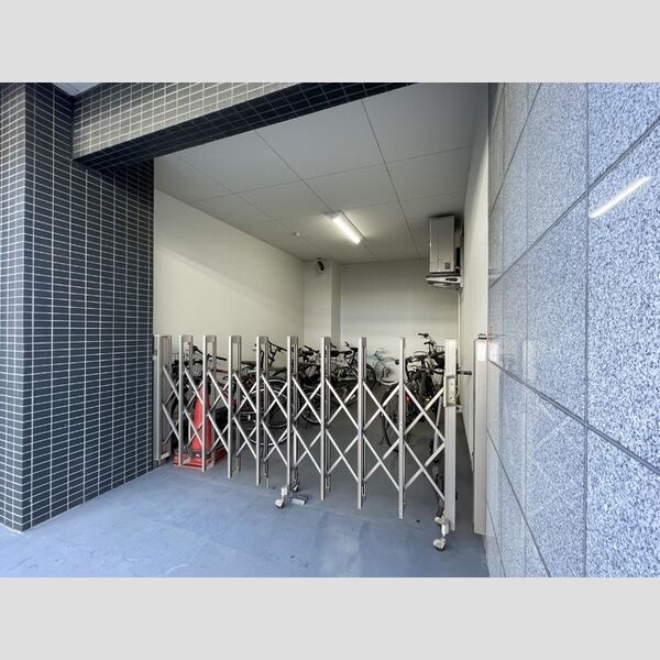 ジェイ・エス・ティ横浜東501号室 駐輪場