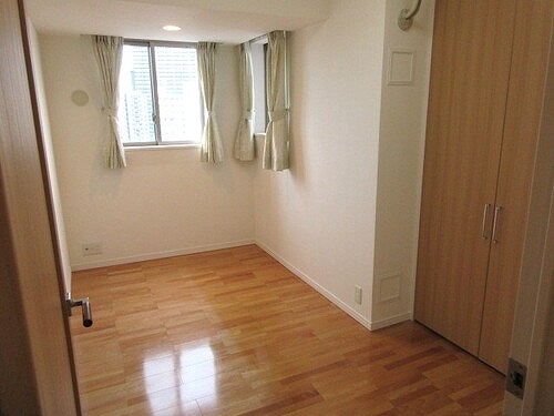 エム・ブランド相模大野13階 洋室約5.0畳　内装前　※2023年09月の写真