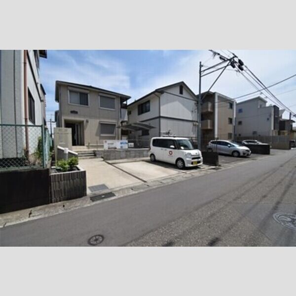 シャルム 駐車場と前面道路の様子