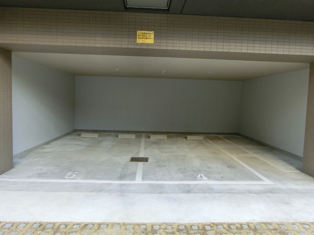 スカイコートパレス大島608号室 駐車場