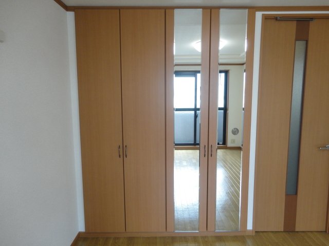 リバーシティ石塚 全身鏡付きクローゼット