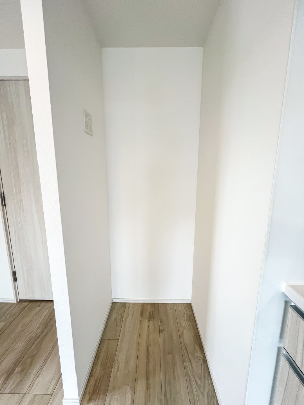 ドゥーエ王子神谷1階 冷蔵庫置場