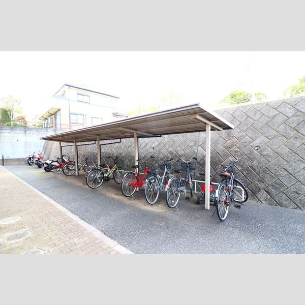 ロビンストリーム 駐輪場