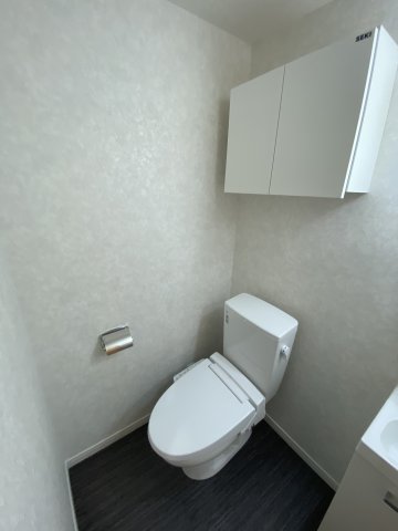 Beach Lagoon杉田205号室 トイレ