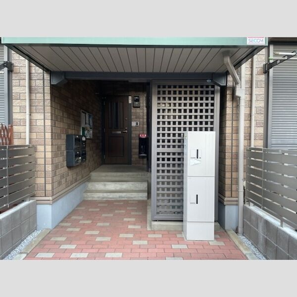 アバンサール エントランス(宅配ボックス設置あり)