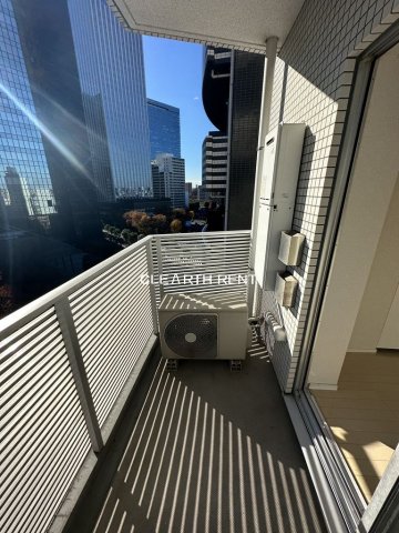 コンシェリア西新宿9階 開放的で明るい空間を演出してくれるバルコニーです
