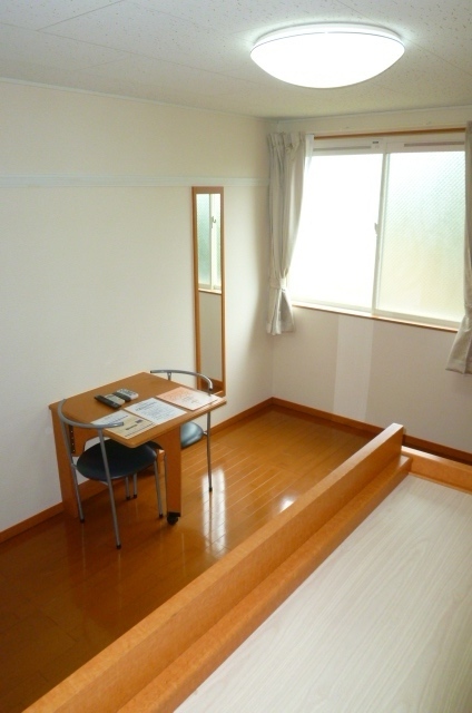 レオパレスメルベーユⅣ 1Fフローリング、2Fジュータン敷き