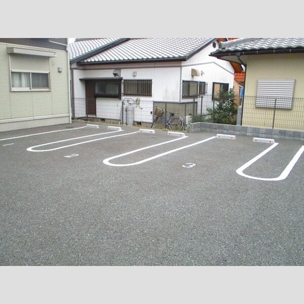 クレスティーユ101号室 駐車場