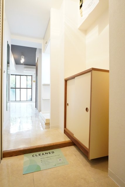 ロイヤルレゾン2階 玄関