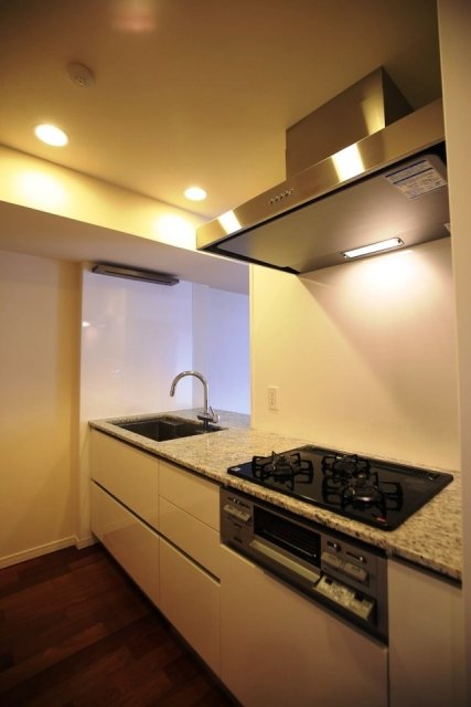 グランスイート四谷プレシア システムキッチン（3口ガスコンロ・グリル付）