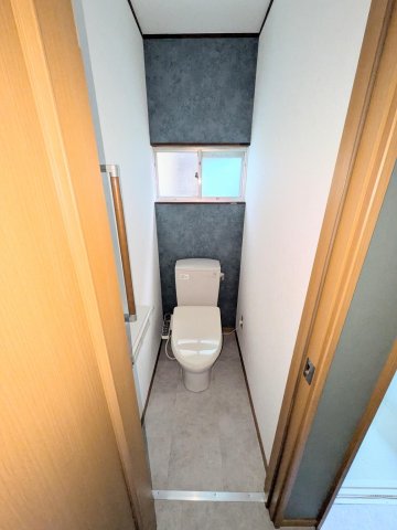 船橋市芝山戸建 温水洗浄便座付き、ペーパーホルダーには2個設置できます