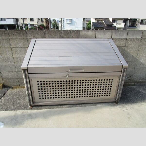 ローズハイツ115号室 入居者専用ゴミストッカー