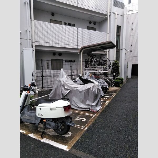 カスタリア用賀 バイク置き場