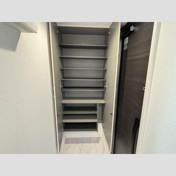 D Paina 桜ヶ丘301号室 シューズクローク