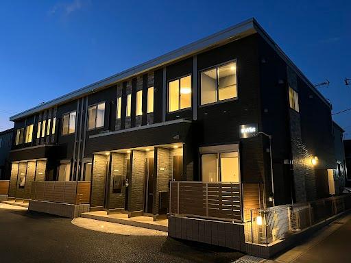 レーヴィスト 外観写真（夜）