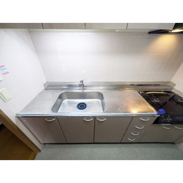 ルクレ川口ウエスト0303号室 シンク・コンロ