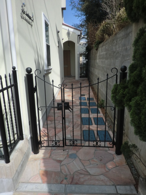 ル・ボヌール0102号室 門扉や石畳はヨーロッパ風！