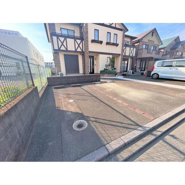 相武台貸家(テラスハウス) 駐車場