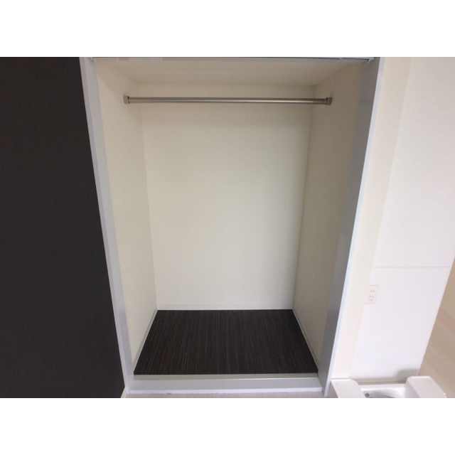 スリーパインズ204号室 内観