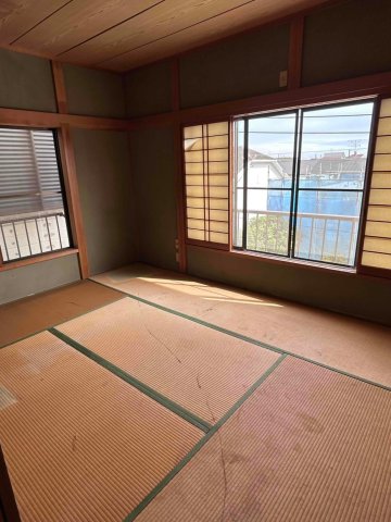 屋上・ガレージ付き一之江ハウス・3階建 3階南側６畳の陽当り良好・2面採光のお部屋！収納たっぷり！
