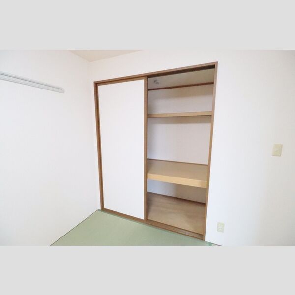 パークサイドヴィレッジ 物入(和室6帖)