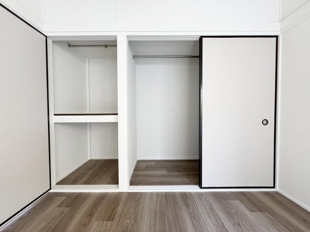 市川市ソフトモダンデザイナーズリノベ戸建 ハンガーパイプを設置して服等を掛けられるようにしています。