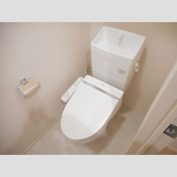 ベルエキップ102号室 温水洗浄暖房便座仕様です