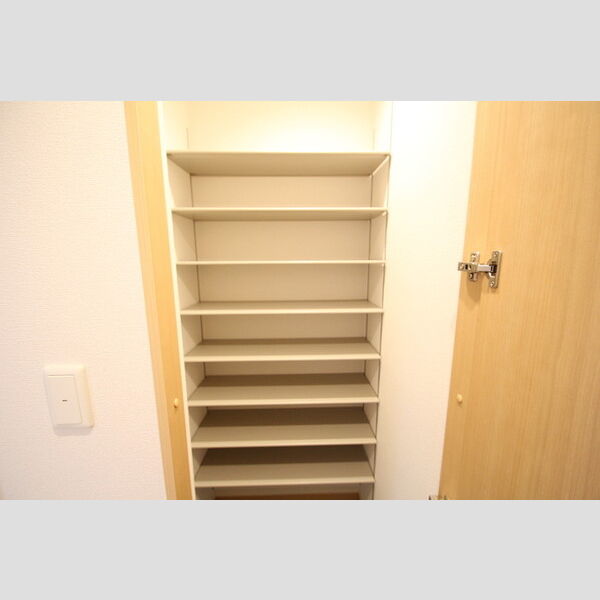 ソレイユ103号室 玄関には大容量のシューズボックス!