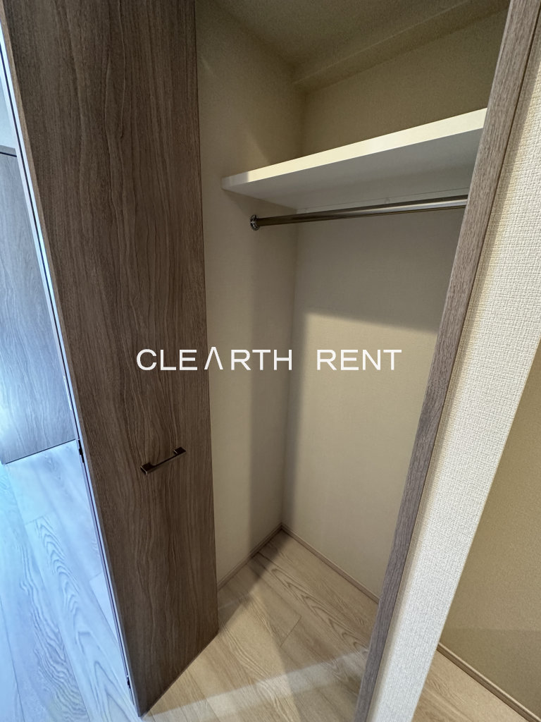 コンシェリア横濱 ＜ＳＨＩＮＫＯＹＡＳＵ＞ ハンガーパイプ付きクローゼット