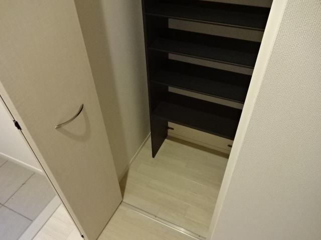 ブリスガーデンⅠ203号室 下駄箱