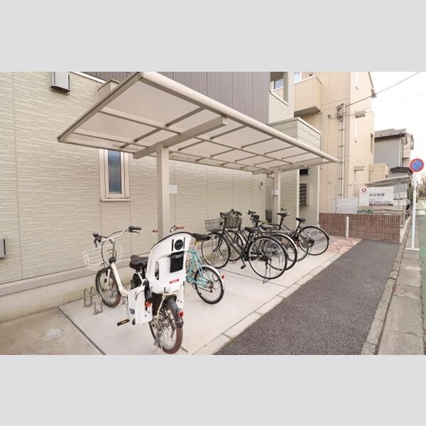 ブランドール高島平303号室 屋根付き自転車駐輪場
