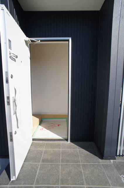 南生実町貸戸建２号棟 玄関