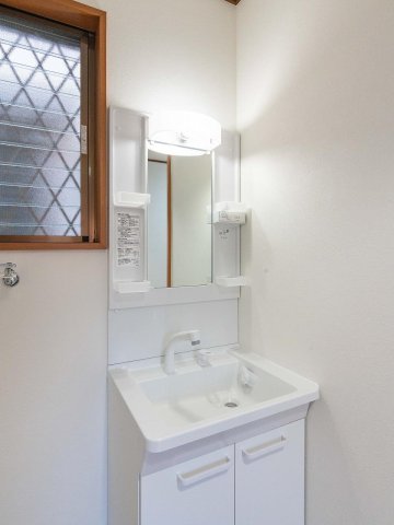 豊平町戸建 新品のシャワー付独立洗面台で毎日の支度も快適。