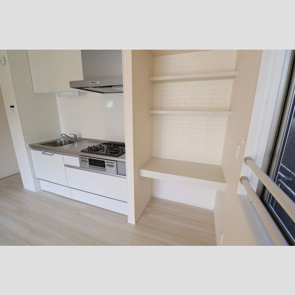 クレール キッチン横には収納棚があります