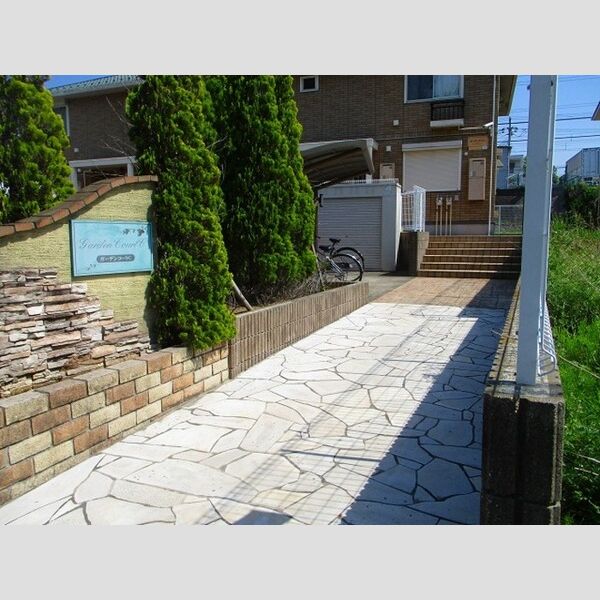 ガーデンコート　C エントランス