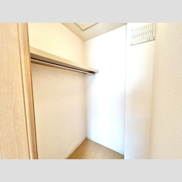 ルポゼ東中山303号室 ウォークインクローゼット