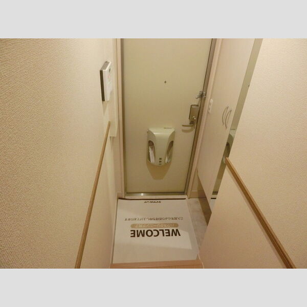 レムロード・M201号室 玄関