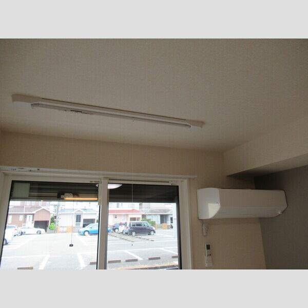 KOCHIA N・S　S棟102号室 室内物干し・エアコン